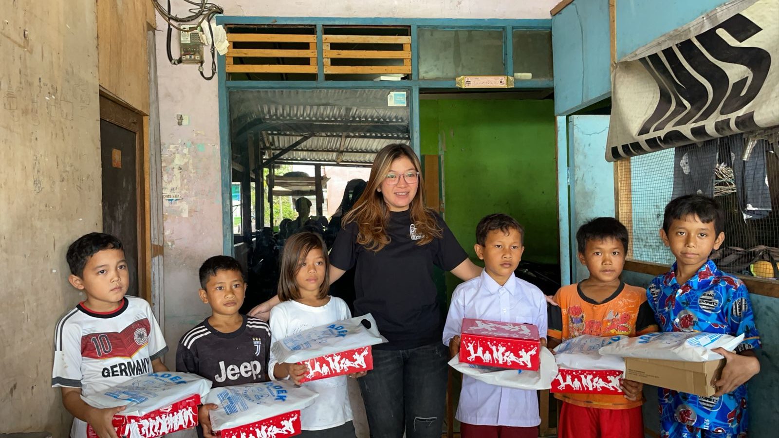 Yoannisa Bersama Komunitas Seni Kota Salak Bantu Siswa yang Sekolah di SD Mirip Kandang Kambing Sidimpuan