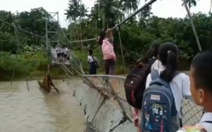 Demi ke Sekolah, Ratusan Siswa di Nias Bertaruh Nyawa Seberangi Jembatan Rusak