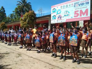 Motivasi Siswa Ikuti PTM di Masa Pandemi, PT STP Bagikan Masker dan Tas Sekolah