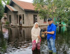 Banjir Tak Kunjung Surut, Anggota DPRD Labura Salurkan Bantuan