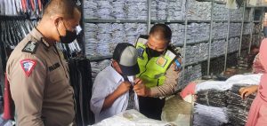 Belikan Seragam Sekolah, Satlantas Polres Padangsidimpuan Bawa Anak Korban Kebakaran ke Toko Baju