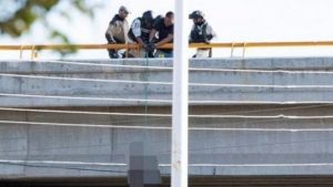 Sadis, 9 Mayat Digantung Dijembatan, 1 di Trotoar