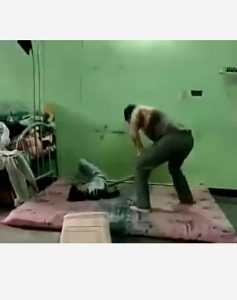 Sadis! Aksi Pria Siksa Seorang Bocah di Group Facebook Padanglawas Utara, Viral