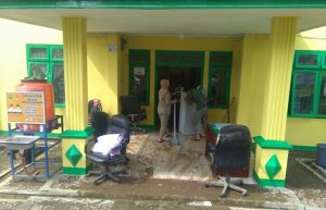 Pasca Banjir, Personil Satpol PP Sidimpuan Bersihkan  Lumpur