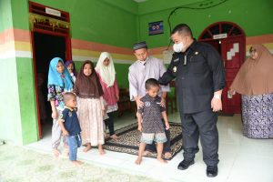 Meski Sibuk, Bupati ini Masih Menyempatkan Diri Untuk Bertemu Anak-anak dan Berikan Tali Asih