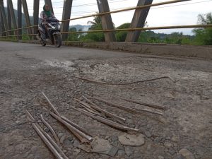 Pengendara Harus Hati-hati, Ada Besi Menganga di Badan Jembatan Jalan By pass Sidimpuan