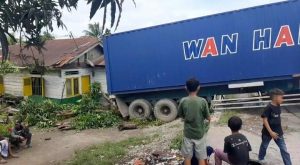 Diduga Tak Kuat Nanja, Truk Tabrak Rumah Warga di Deliserdang