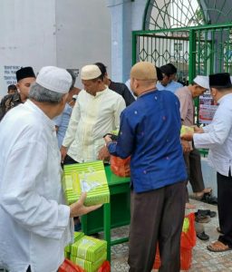 Mantap! DMI Padangsidimpuan Kembali Bagikan Puluhan Nasi Kotak untuk Jemaah Salat Jumat