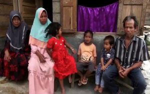 Unik, Satu Keluarga di Mandailing Natal Bermata Biru