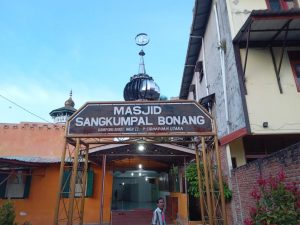 Parah! Gegara Pembangunan Tembok, Akses Jalan Menuju Masjid Sangkumpal Bonang  Nyaris Tertutup