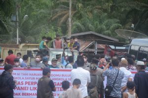 Tolak Perpanjangan Izin Perusahaan Kayu, Ratusan Masyarakat Ulayat Demo ke PT PLS di Tapsel