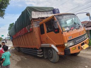 Rusak Parah, Truk Bermuatan Kembali Terpuruk di Kelurahan Bincar, Sidimpuan