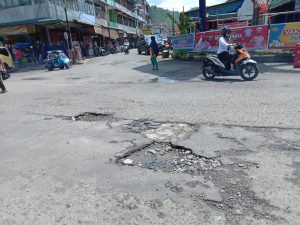 Pengendara Harus Hati-hati, Banyak Jalan Rusak Berserakan  di Pusat Kota Padangsidimpuan