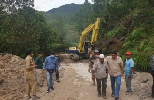 Material Longsor Dibersihkan, Arus Lalu Lintas Menuju Arse, Tapsel Kembali Lancar