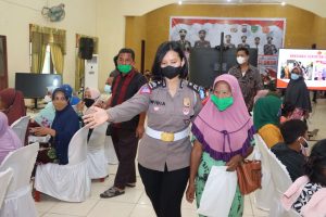 Tanpa Rasa Lelah, Polwan Cantik di Polres Tapsel ini Bantu Lansia yang Vaksinasi