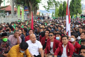 Humanis! Rusydi Nasution dan Sejumlah Anggota DPRD Sidimpuan Duduk “Mengaspal” Bersama Ribuan Mahasiswa