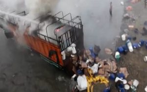 Heboh, Truk Pengangkut Barang di Madina Terbakar, Sopir Ceburkan Mobil ke Sungai
