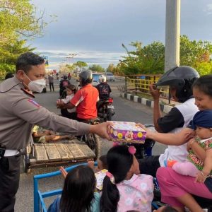 Menyentuh Banget, Dirlantas Polda Sumbar Langsung Bagikan Nasi Kotak ke Warga yang Berpuasa