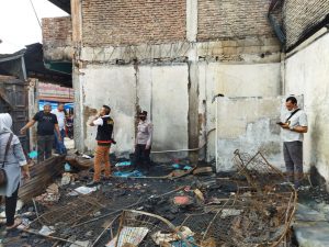 Terkait Kebakaran 4 Ruko di Gunung Tua, Tim Labfor Polda Sumut Wawancara Saksi
