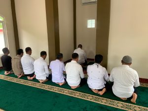 Luar Biasa! Bupati Tapsel Jadi  Imam Salat Zuhur