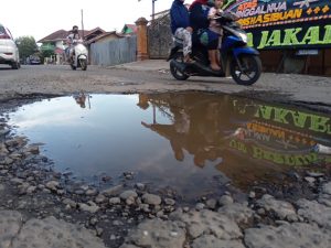 Badan Jalan Mirip Kubangan Kerbau, Wali Kota Sidimpuan “Cuek”
