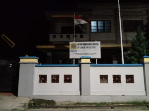 Lapor Pak Dandim,  Kantor PLN Unit Pembangunan Kibarkan Bendera Merah Putih yang Sudah Robek