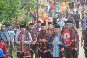 Ketika Syahrul M Pasaribu Dianggap Berjasa, Disambut dan Diulosi secara Adat Ratusan Warga Padanglawas Utara