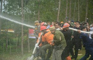 Sejumlah Warga Terluka, Bupati Tapsel dan Kapolres Berjibaku Padamkan Api