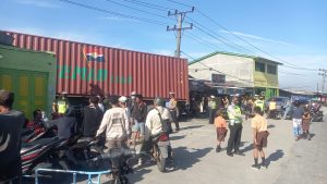 Diduga Ngantuk, Truk Trailer Seruduk 2 Rumah Warga di Bagan Deli