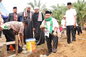Bupati Tapsel Hadiri Peletakan Batu Pertama Masjid Pesantren Al-Romly Bandar Hapinis