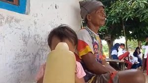 Miris, Balita Perempuan ini Kecanduan Aroma Bensin