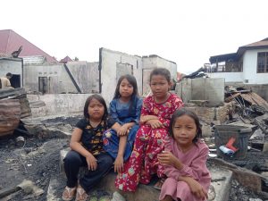 Tangis Anak-anak Korban Kebakaran di Padangsidimpuan dari Puing-puing Bangunan