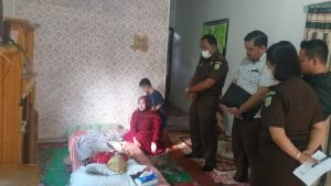 Prihatin dengan Penderitaan Robi Bocah Penderita Leukimia, Kejari Simalungun Bantu Biaya Perobatan