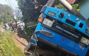 Diduga Hilang Kendali, Truk Berisi BBM  Terbalik  1 Tewas 2 Luka di Tapteng