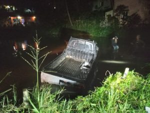 Heboh! Mobil Pick Up “Nyemplung” ke Kolam di Padangsidimpuan