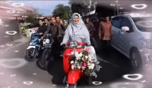 Viral, Mak Emak Antar Putrinya Ke Pernikahan Memakai Vespa