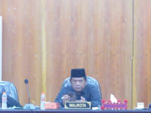 Memalukan! Padahal Ada Larangan, Wali Kota Padangsidimpuan Diduga Merokok di Ruang Paripurna DPRD