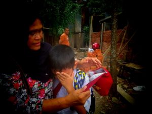 Tangis Siswa SD Anak Pribumi dari Kampung Bukit Dibalik Tembok Milik Hongsing