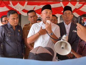 Wakil Ketua I DPRD Padangsidimpuan, Rusydi Nasution ketika menemui warga Kampung Bukit di Kantor DPRD Padangsidimpuan (foto/lensakini/zn)