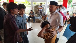 Mengharukan! Bertemu di Kantor DPRD, Rusydi Nasution Peluk Siswa SD Asal Kampung Bukit yang Panjat Tembok