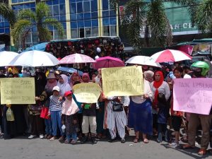 Alamak! Saat Pawai HUT RI ke-77, Warga Kampung Bukit Bentangkan Poster