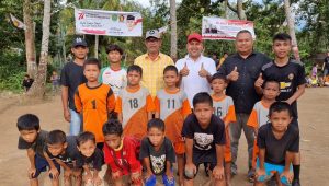Semarak HUT RI Ke- 77, Rusydi Nasution Serahkan Trophy Pertandingan Futsal Piala Gerindra Ranting Losung