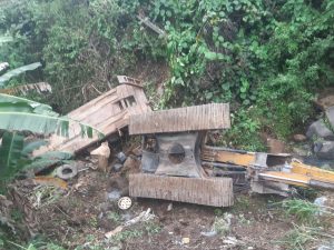 Truk Pengangkut Escavator Terjun Bebas Ke Dalam Jurang di Sidimpuan