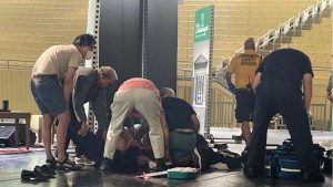 Majalah Penghina Nabi Muhammad Kecam Penikaman Penulis Novel Ayat-ayat Setan