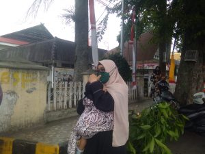 Menggendong Anak, Emak-emak Pribumi asal Kampung Bukit Datangi Kantor Wali Kota dan DPRD