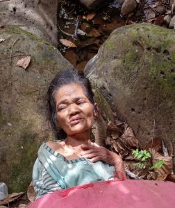 Personel Polsek Batangtoru Evakuasi Wanita Paruh Baya Tanpa Identitas yang Terdampar di Pinggir Sungai