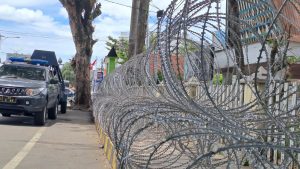 Polres Tapsel Mulai Pasang Pagar  Kawat di Kantor DPRD Padangsidimpuan