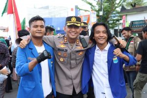Potret Keakraban Kapolres Tapsel dan Ratusan Mahasiswa Usai Demo Tolak Kenaikan BBM di Padangsidimpuan