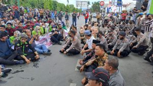 Update Demo Tolak Kenaikan BBM: Mahasiswa Lempar Korek Kuping ke Anggota DPRD Padangsidimpuan