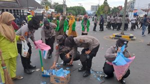 Mantap! Selesai Kawal Aksi Unjuk Rasa, Polwan Polres Tapsel Pungut Sampah